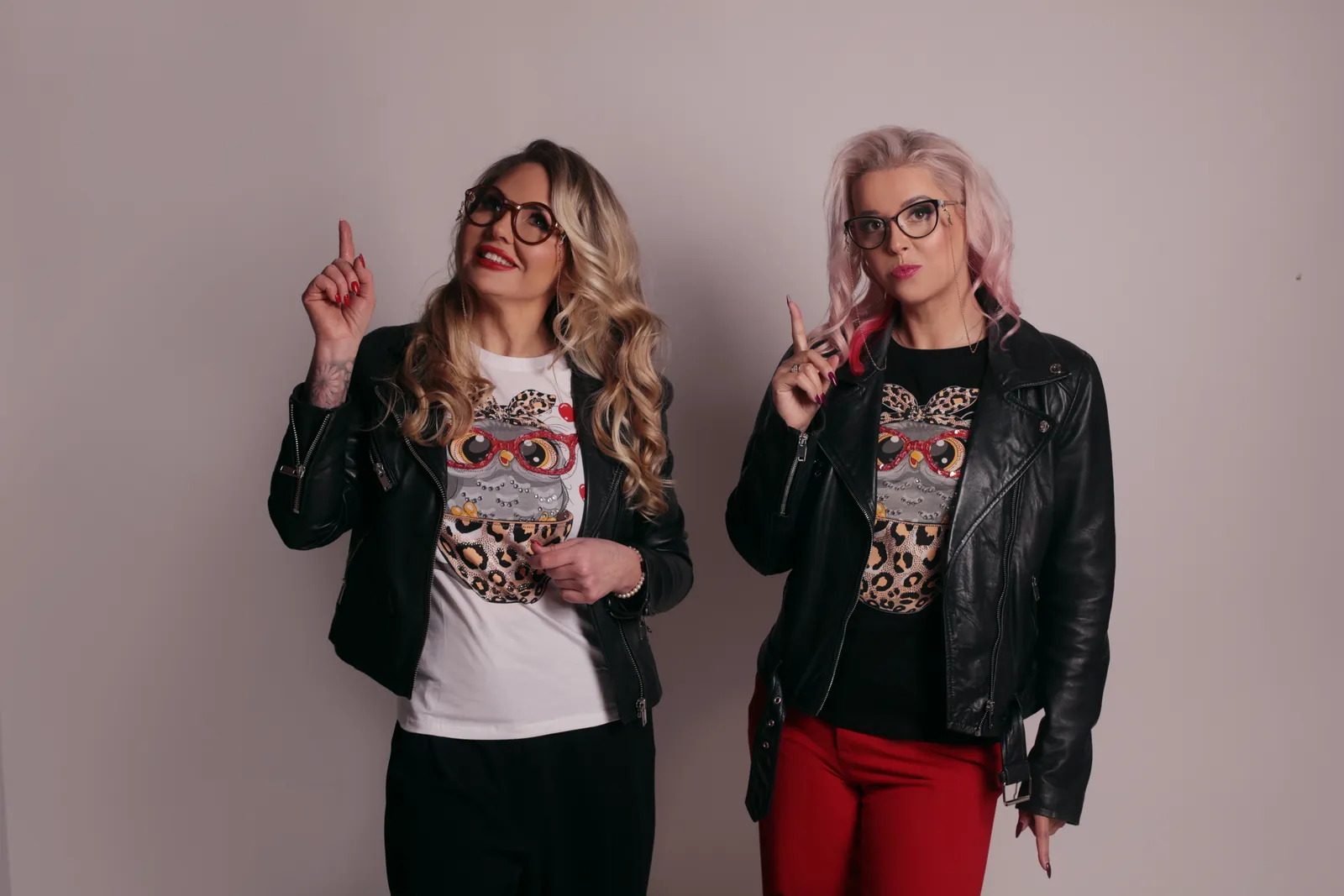 Olena i Justyna w skórzanych kurtkach wskazują w górę